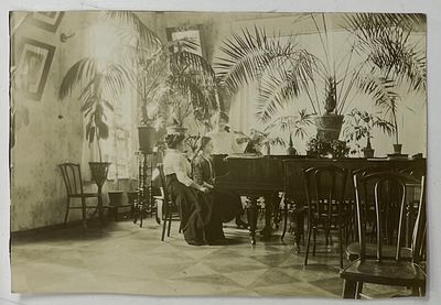 [Из собрания семьи В. Успенского] Фото. Елена Фабиановна Гнесина с ученицами. Нач. ХХ в. 