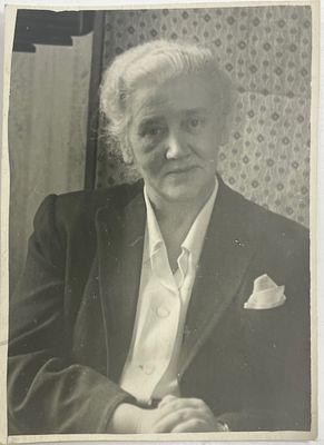 [Из собрания семьи В. Успенского] Фото. Одна из сестер Гнесиных (?) 1950-е гг. Размер: 11 х 8 см. 