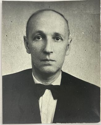 Фото. Портрет Всеволода Петрова. 1940-е гг. Размер: 11 х 9 см. На оборотной стороне дарственная 