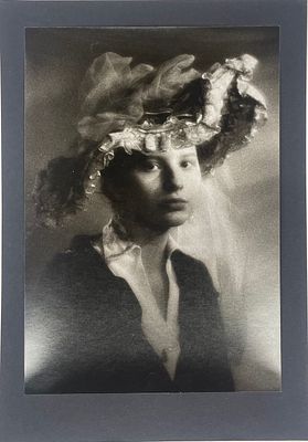 Женский портрет. 1990-е гг. Фото. Размер: 20,5 х 14,5 см.
. Фото в хорошем состоянии, наклеено 