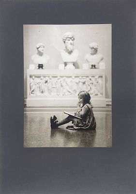 Фотогр. Степанов Олег. Девочка в музее. 1990-е гг. Фото. Размер: 22 х 16 см.
. Фото в хорошем 