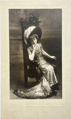 Анастасия Вяльцева в кресле. 1900-е гг. Фото. Размер: 22 х 30 см. . Фото в хорошем состоянии. 