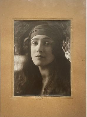 Фотогр. Наппельбаум Моисей. Портрет девушки. 1920-е гг. Фото. Размер: 14 х 10,3 см. Фото в 