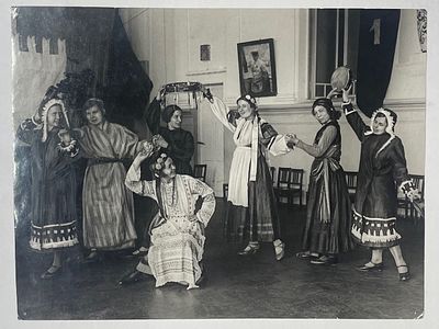 Подготовка к печати. Пляска педагогов, одетых колхозниками. 1935 г. Фото. Размер: 17,5 х 23 см. 