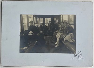 В трамвае. Ленинград. 1920-е гг. Фото. Размер: 7,5 х 11 см. В хорошем состоянии. Наклеено на 