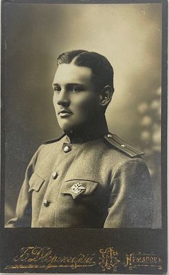 Военный со знаком окончания военного училища. Нач. ХХ в. Фото-визит. Размер: 8,5 х 6 см. В 
