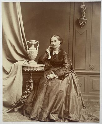 Дама в интерьере. 1880-е гг. Фото. Размер: 21,5 х 17 см.