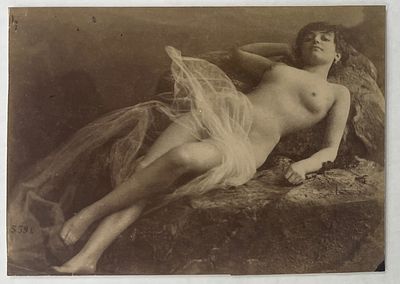Ню. 1880-е гг. Фото. Размер: 9,5 x 13,5 см. На обороте фотографии потертости и следы бумаги 