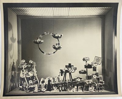 Оформление витрины бакалейных и кондитерских товаров. 1950-е гг. Фото. Размер: 24 х 29,5 см.