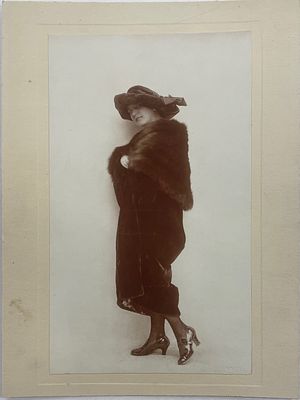 Девушка в манто. 1921 г. Фото. Размер: 22 х 13 см. Чехословакия. 
Фото на паспарту. В хорошем 