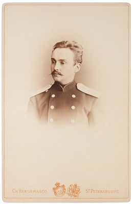 Кабинетная фотография: Молодой кирасир. СПб.: Bergamasco, [1880-е гг.]. 16,5×10,5 см. Очень 
