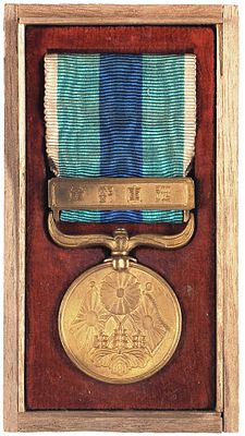 Медаль времен Русско-японской войны. [Япония, 1904-1905]. 2,9×2,9 см Желтый металл. 