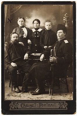 Кабинетная фотография &laquo;Нижний чин Русской Императорской армии в окружении 