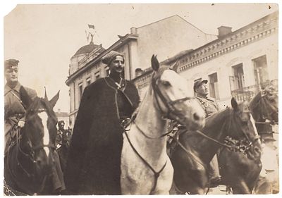 Фотография &laquo;Красная кавалерия в освобожденном городе&raquo;. [Б.м., конец 