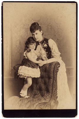 Кабинетная фотография: Великая княгиня Мария Павловна с дочерью великой княжной Еленой 