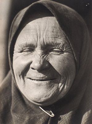 Фотография: Улыбающаяся старушка / фот. А. Шайхет. 19. Фотография: Улыбающаяся 