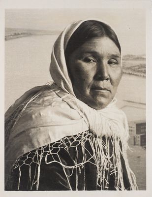 Фотография: Восточная женщина в белом платке на фоне канала. [Б.м., 1930-е г. Фотографи 