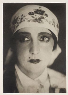 Фотография: Портрет актрисы. [Б.м., 1930-е гг.] Закрашенный штамп на обороте, утрата мелкого 