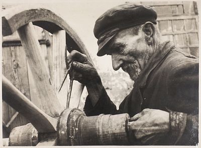 Фотография: Починка колеса. [Б.м., 1930-е гг.] 17&times;22,9 см. На обороте штамп Союзфото.