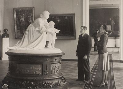 Фотография: У скульптуры Ф.Ф. Каменского &laquo;Первый шаг&raquo; в ГРМ / фот. 