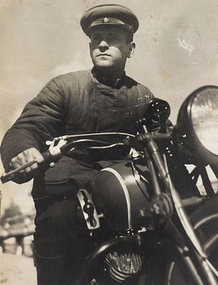 Фотография: Мотоциклист РККА. [Б.м., 1930-е гг.] 22&times;17,5 см. Загрязнения, надрывы, следы 