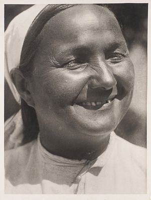 Фотография: Колхозница в белой косынке / фот. А. Шайхет. Начало 1930-х. Фотография 