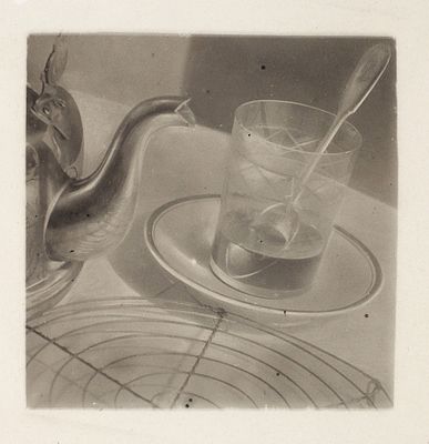 Фотография: Композиция с чайником и стаканом / фот. А.К. Барутчев. Л.: 1930-е. Фот 