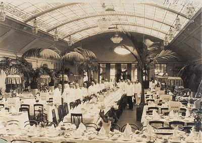 Фотография: Гостиница Октябрьская. Банкетный зал. [Б.м., 1932.] 12,2&times;16,5 см (отпечаток), 