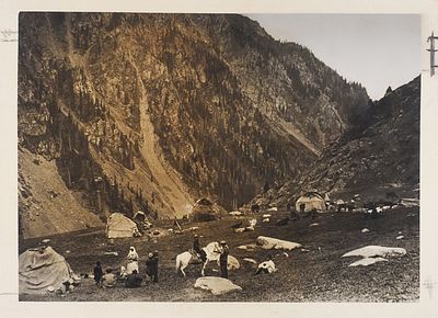 Фотография: Летняя стоянка кочевого населения Казахстана в горах. 1930. Фотография: Летняя 