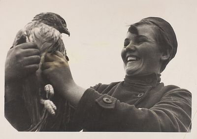 Фотография: Евгения Седова, участница первого женского автопробега, с орлом в степи 