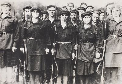 Фотография: Русские женщины-солдаты. [Б.м., 1936]. 14,5&times;21 см. Пресс-фото, поздний отпечаток. 