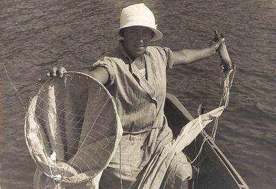 Фотография: Научная сотрудница Карадагской биологической станции забрасывает сетку при 