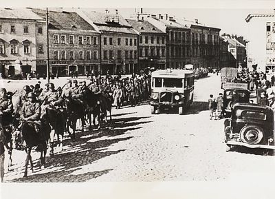 Фотография: Советская кавалерия в Вильнюсе после освобождения Литвы от поляков. [Б.м., 193