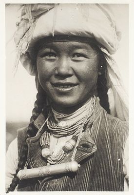 Фотография: Юная казашка. [Б.м., нач. 1930-х гг.] 16&times;11 см. На обороте штамп 