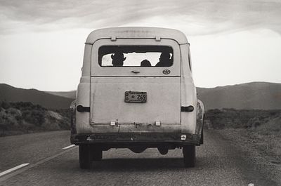 [Фотоагентство Magnum Photos] Фотография: Машина. Вид сзади / фот. Эрнст Хаас. [Юта (США), 195