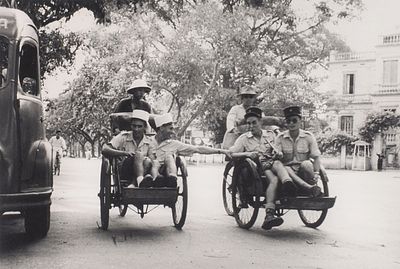 [Фотоагентство Magnum Photos] Фотография: Французские десантники рассекают по улицам 