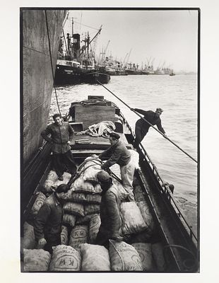 [Фотоагентство Magnum Photos] Фотография: Погрузка в порту / фот. Леонард Фрид. 