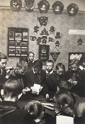 [Фотоагентство Magnum Photos] Фотография: Уголок пионерского движения / фот. Эллиотт 