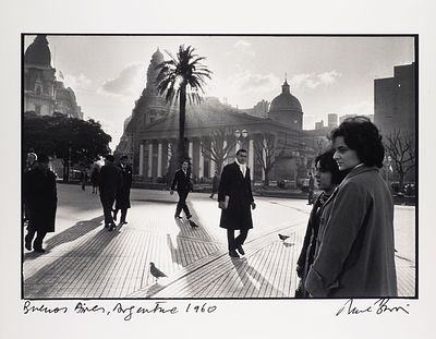 [Фотоагентство Magnum Photos] Фотография: Площадь в Буэнос-Айэресе / фот. Рене Бурри. 