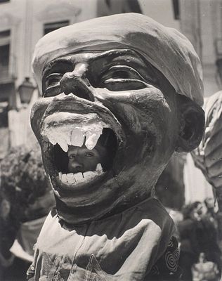 [Фотоагентство Magnum Photos] Фотография: Молодой человек в карнавальной маске / фот. 