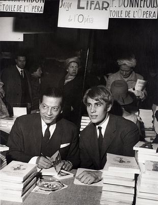 Фотография: Серж Лифарь подписывает свои книги на книжной ярмарке вместе с артистом 