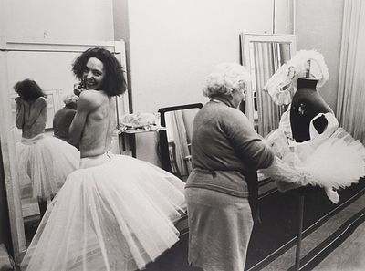 Фотография: Солистка балета Кировского театра Галина Мезенцева на примерке 