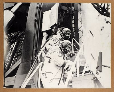 Фотография: Космонавты. [Б.м., 1980-е гг.] 26&times;32 см. Отпечаток наклеен на подложку.