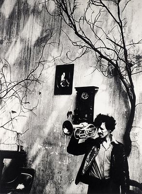 Фотография: Актер Вадим Жук смотрит в трубу / фот. Илья Колтун. Л., 1980-е. Фотография: 