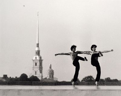 Фотография: Сиртаки на фоне Петропавловской крепости / фот. Илья Колтун. Л., 19. Фотогр 