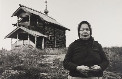 Фотография: Старушка у церкви / фот. Н.Г. Корпусенко. Конец 1980-х. Фотография: 