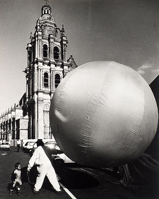 Фотография: Основатель театра &laquo;Лицедеи&raquo; Вячеслав Полунин с сыном во время 