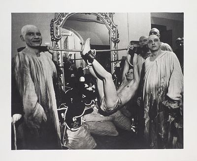 Фотография: Миманс за кулисами в антракте спектакля &laquo;Война и мир&raquo; 