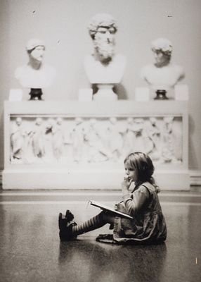 Фотография: Девочка в музее / фот. О. Степанов. 2000-е. Фотография: Девочка в 