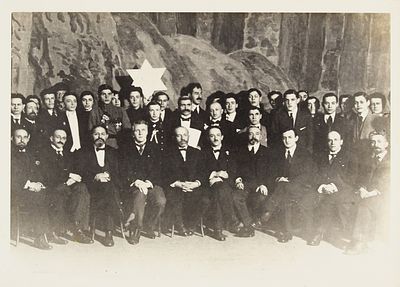 Федор Иванович Шаляпин в группе евреев Фонда образования театра в Палестине (?). 1920-е. 